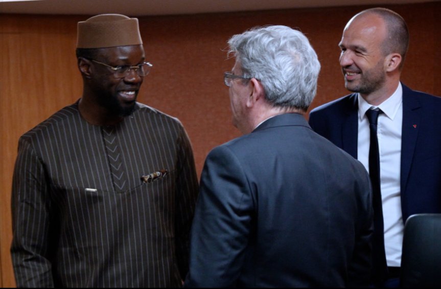 ✨️Les Voyages de LFI :

🇵🇱 À gauche : Manon Aubry et Mathilde Panot apportent 300 pillules abortives en Pologne.

🇸🇳 À droite : Jean-Luc Mélenchon et Manuel Bompard apportent leur soutien à Ousmane Sonko, candidat à l'élection présidentielle senégalaise désirant criminaliser