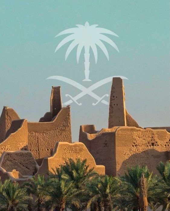 تميزت الدرعية في عصر الدولة السعودية الأولى بمميزات أهلتها لأن تصبح بحق "قطب البلاد العربية" فهي عاصمة شبه الجزيرة العربية، ودانت لها أصقاعها، وهي الجامعة التي يتخرج منها طلبة العلم، وهي مقر العلماء، وأصبحت نقطة جذب للطلاب، والتجار، والعمال.

#يوم_التأسيس
 majalla.com/node/311226