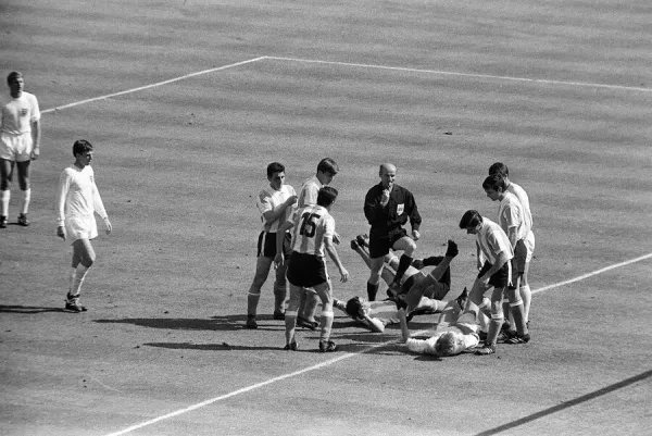 ENGLAND 🏴󠁧󠁢󠁥󠁮󠁧󠁿 v ARGENTINA 🇦🇷
World Cup QF 1966