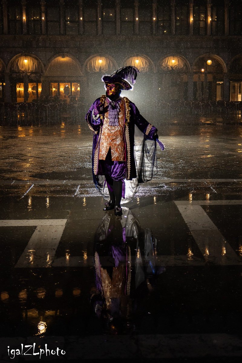 Maxdamagepain's tweet image. More photos from that photo shoot during the rain and flood I was involved in with my purple costume from this year's Carnival sure my costume got soaked but it was worth and I'd be more than happy to do it again next time  #VeniceCarnival #Costume #VenetianMask #Rain