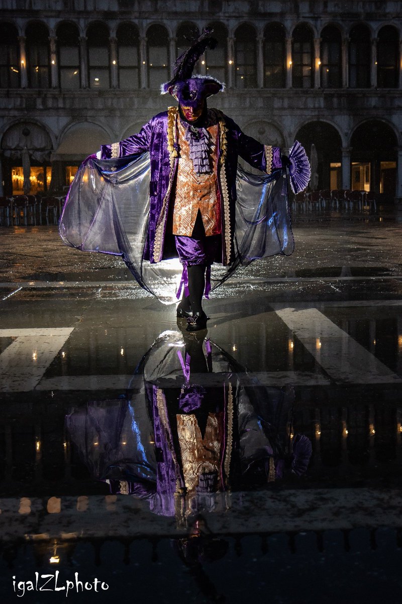 Maxdamagepain's tweet image. More photos from that photo shoot during the rain and flood I was involved in with my purple costume from this year's Carnival sure my costume got soaked but it was worth and I'd be more than happy to do it again next time  #VeniceCarnival #Costume #VenetianMask #Rain