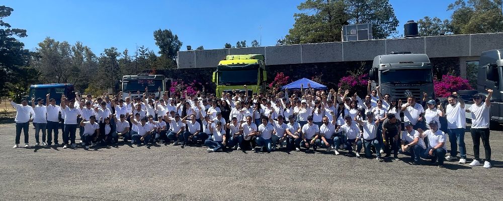 Lilian_Anaya's tweet photo. Volkswagen Truck &amp; Bus México reunió a más de 150 vendedores de su Red de Concesionarios a nivel nacional en el “Encuentro de Gigantes”.
@Gio_JS @VWMANTruckBus
Nota: 
https://t.co/JJ4Tt5aMF5 https://t.co/20jPSRyKbA