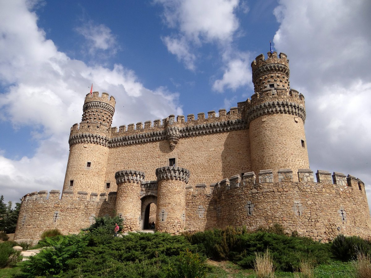 UnamunoAgain's tweet photo. Un chateau francés  //  Un castillo español 

No somos lo mismo https://t.co/ziZGwsnCvx