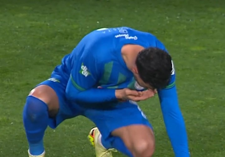 ⭐ Oynadığı oyun, girdiği ikili mücadele, ceza sahasında karşıladığı toplar ve attığı golle 8.3 puanla maçın oyuncusu seçilen Samet Akaydin, attığı golün sevincini takım arkadaşları ile yaşadığı sırada dudağı patladı...

- Ula bi durun dudağum gitti a**** g***yim ya 😂