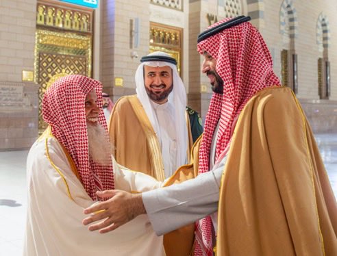 حلَّ في طيبة الطيبة سمو سيدي ولي العهد الأمير محمد بن سلمان حبيب الشعب وقائد الرؤية فازدانت المدينة بقدومه وامتلأت القلوب فخراً ومحبة.
نحبه لأنه أحب وطنه وخدم شعبه وجعل من خدمة الحرمين الشريفين ومشاريع الخير فيهما أولوية عظيمة تجسد نهج القيادة الراسخ في تعظيم شعائر الله ورعاية