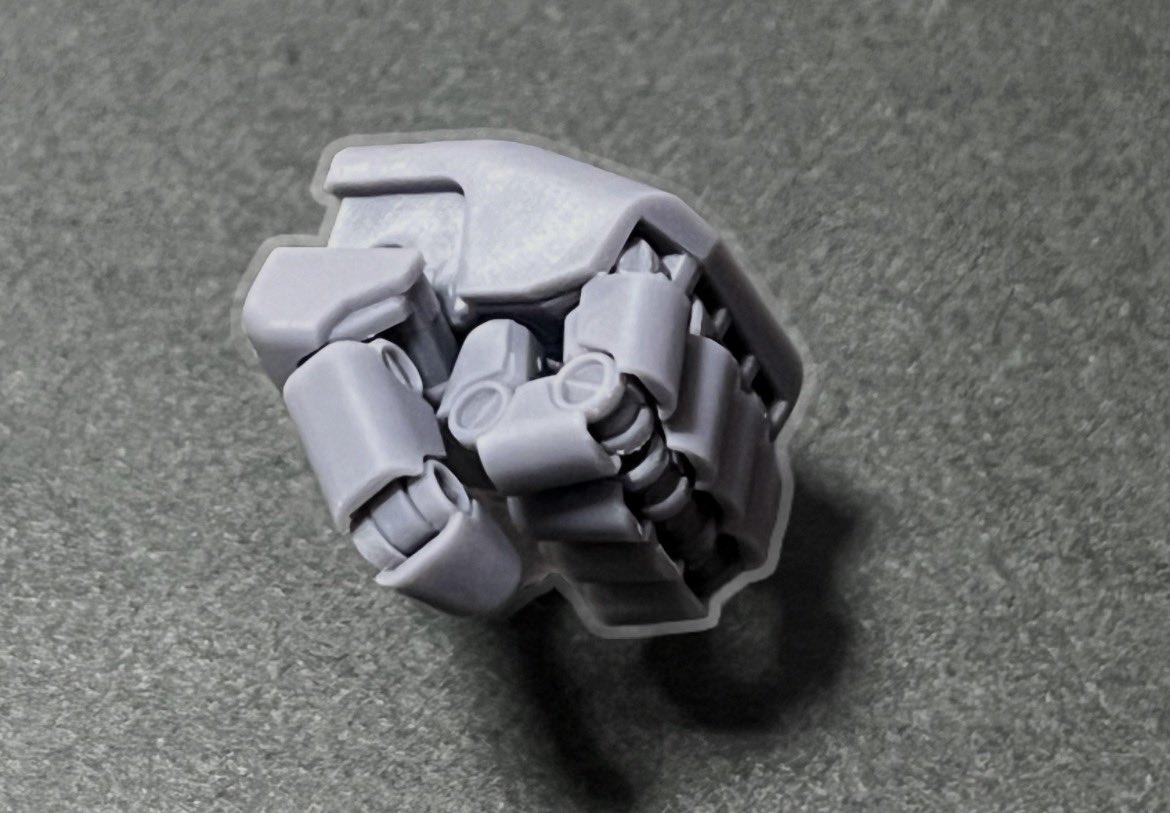 13年前にプラ板とパテで全指可動ハンド作って、その後シリコン覚えて複製して（３回ぐらいモデルチェンジした。）
それから3Dプリンターで作るように。（これも2回くらい作り直してる）
まあ、時代でツールも変わるしね。

あ、ハンドユニットBOOTHに補充しました。
taisuke.booth.pm