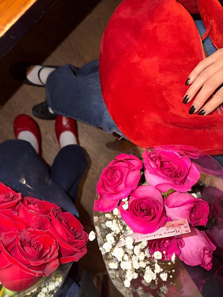 jeteevois's tweet photo. Spending my Valentine’s with my forever +1 💐💗 https://t.co/0hW2oBEV2n