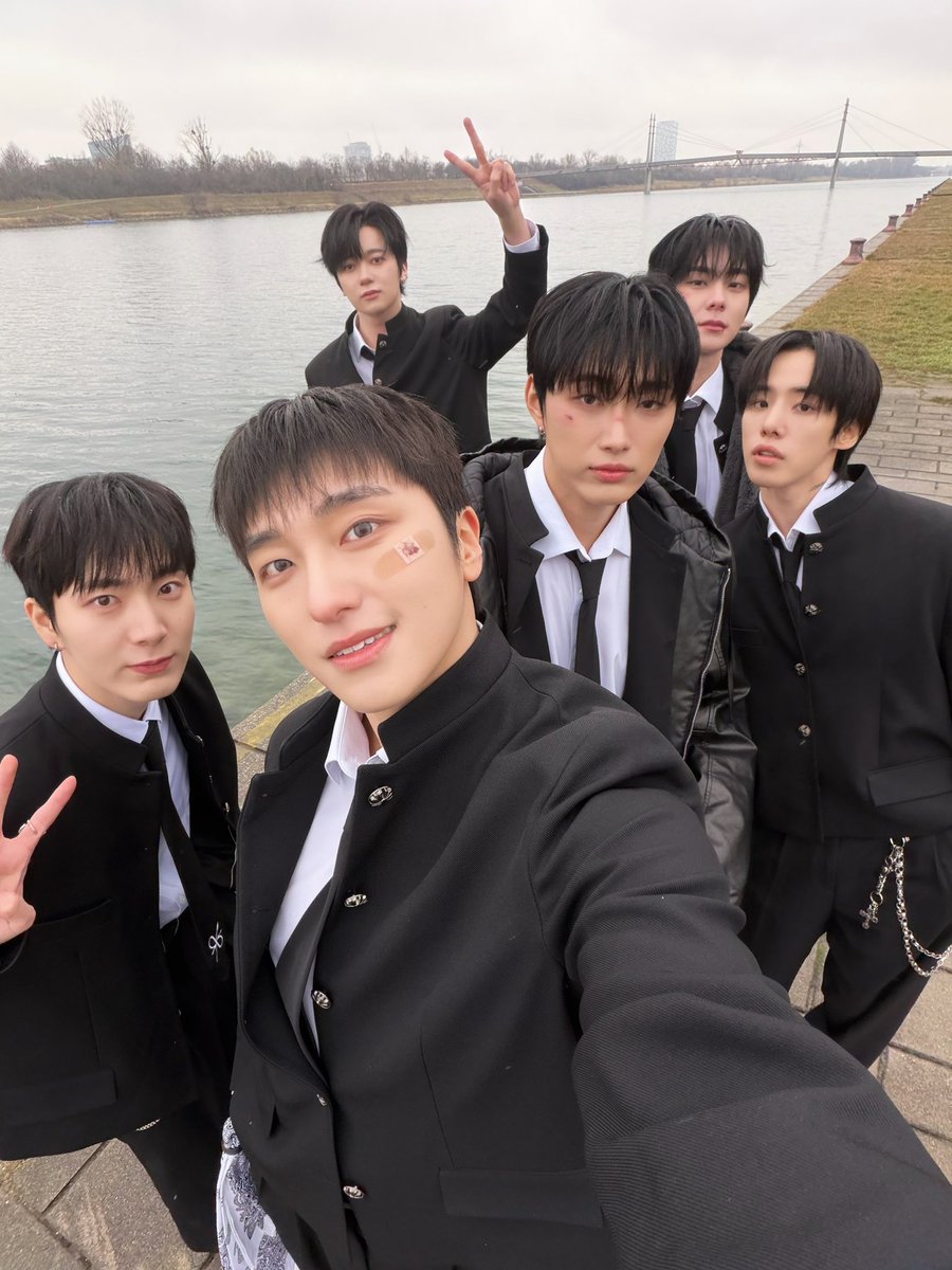OmegaX_official's tweet photo. [📸]

2026 OMEGA X EUROPE TOUR IN VIENNA 🇦🇹✨
궂은 날씨에도 함께해 준 포애기들 너무 고마워요 🩵🎁

BUDAPEST 공연도 많은 기대 부탁드립니다‼️❤️ 우리 곧 만나요 !

#OMEGA_X #오메가엑스
#OMEGA_X_RECONNECT https://t.co/05QJ8QTNCV