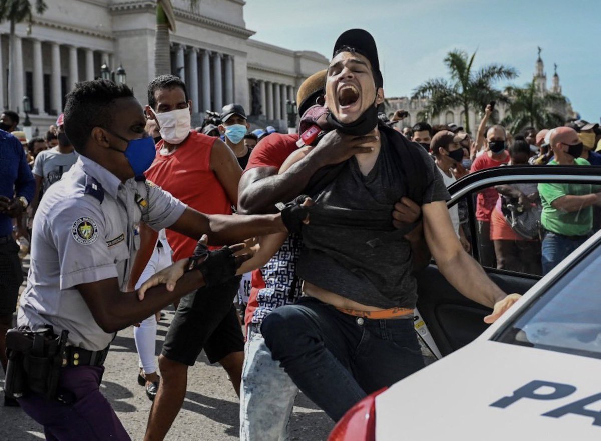 ¡ALERTA! 🇨🇺

MASACRE EN LA PRISIÓN DE CANALETA: EL RÉGIMEN CUBANO ASESINA A SUS PRESOS

Un joven preso, desmayado por hambre, pidió comida. Los guardias lo golpearon hasta la muerte. Horas después, apareció ahorcado en su celda.

Eso fue la chispa.

Los reclusos se rebelaron