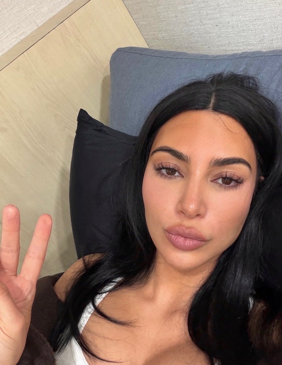 CloutChasingFR's tweet photo. Nouveau look pour Kim Kardahsian ✌🏼 

Un bonbon. https://t.co/7XJ2FnG07R