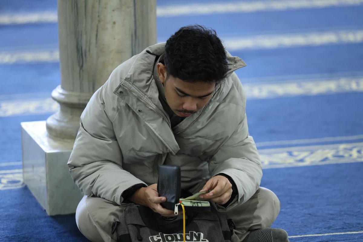 AlAzhar's tweet photo. «هنا الأزهر… قبلة العلم والعلماء»

الطلابُ الوافدون قصدوا الأزهر من كلِّ أنحاءِ الدنيا، ينهلون من معينه الصافي، واليوم تراهم في ساحاتِ جامعه العتيق يحيون أروقته بتلاوة آياتِ كتابِ الله.

اللهم أعنَّا على قراءةِ القرآن، وتدبُّره، والعملِ به

#شهر_رمضان
#رمضان_كريم https://t.co/BrzY00N1Xf