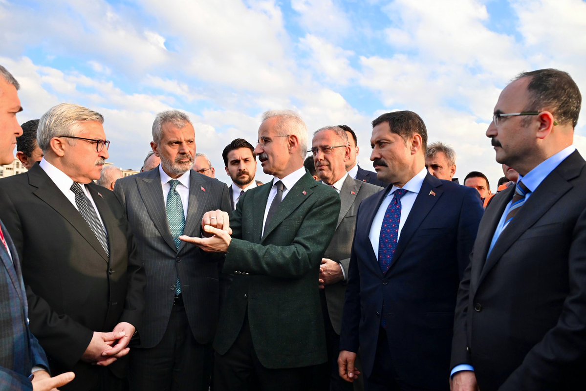 📍 Antakya ve Defne’de inşa edilen yeni yerleşim alanlarını birbirine bağlayacak olan Antakya 3. Çevre Yolu projemizde incelemelerde bulunduk.  

✅ Derince bölgesinden Samandağ yoluna uzanan bu aksla Topboğazı ve Antakya arasında stratejik bir ulaşım koridoru inşa ediyoruz.