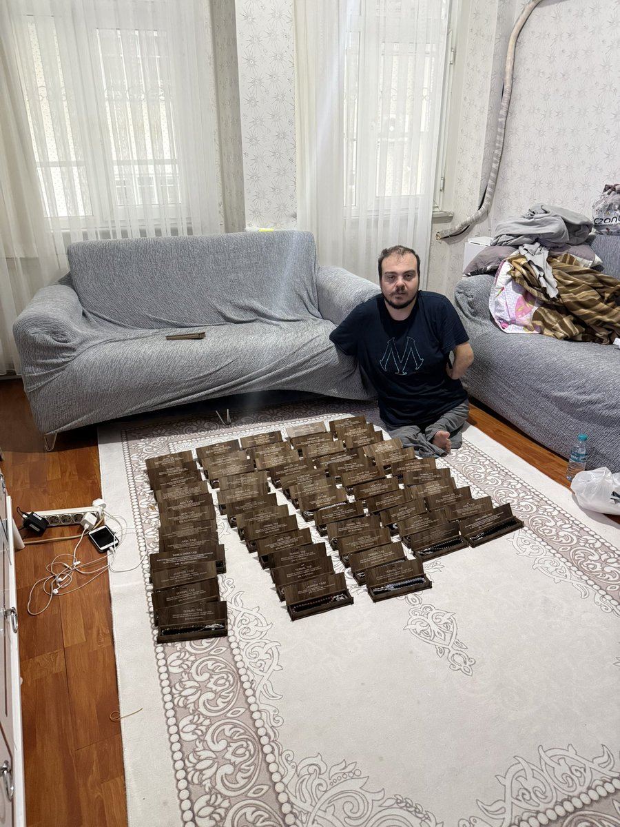 5 gündür sipariş gelmiyor var mı bu yakışıklı kardeşinizden tespih sipariş vermek isteyen