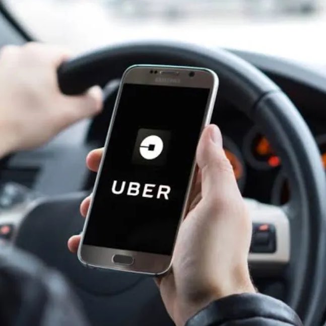 poponze's tweet image. Motorista de aplicativo interrompe viagem e expulsa jovem que se identifica como “therian”, alegando que não aceita animais.