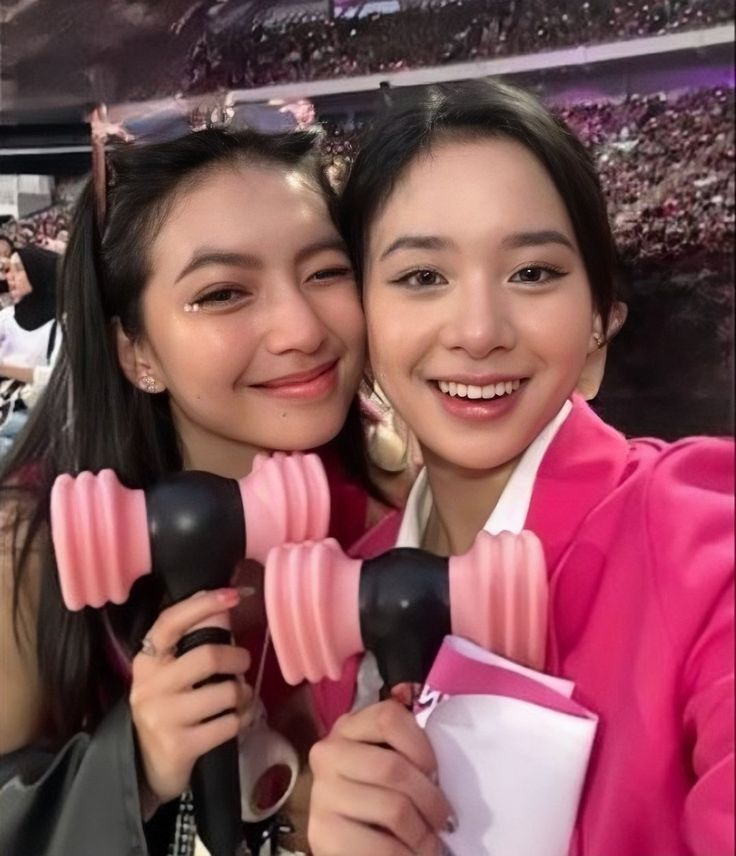 Cici Stecu tweet media