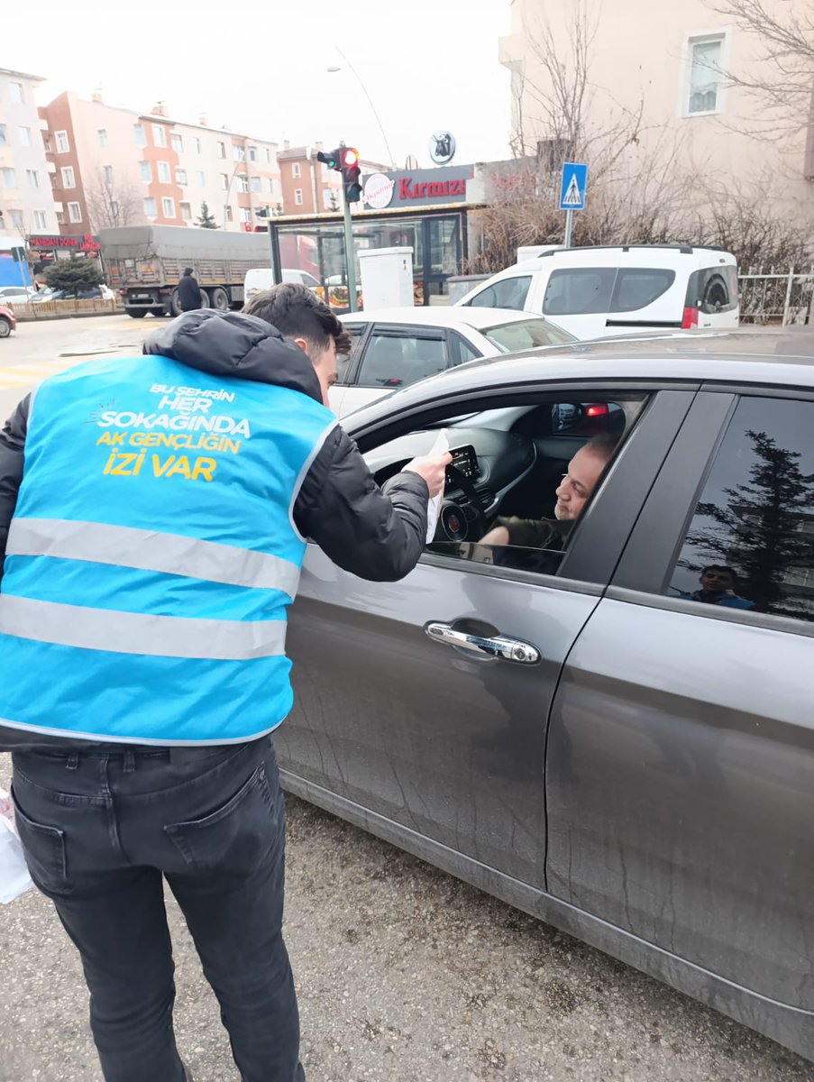 AkAziziyeGK's tweet photo. 📍Dadaşkent
İftara 5 Kala AK Gençlik yanında! 😎
AK Parti Aziziye İlçe Gençlik Kolları olarak "İftara 5 Kala" etkinliğimizde, iftara yetişemeyen hemşehrilerimize iftarlık ikramında bulunduk. Ramazan, paylaştıkça güzel.  Rabbim, tuttuğumuz oruçları ve ibadetlerimizi kabul eylesin. https://t.co/d4UR1JhPGm