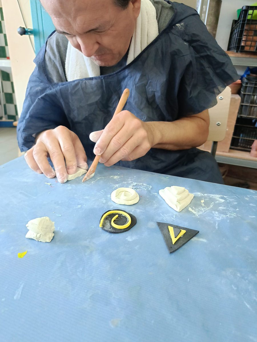 Soy Kendra, una chica canaria de #practicas en el Centro Santa Ángela de la Cruz.
He podido compartir un poco de mi tierra con todos/as. Ayer hablamos sobre las pintaderas canarias, creando un vínculo entre #Canarias y #Andalucía.
#sordoceguera #sordociegos #discapacidad