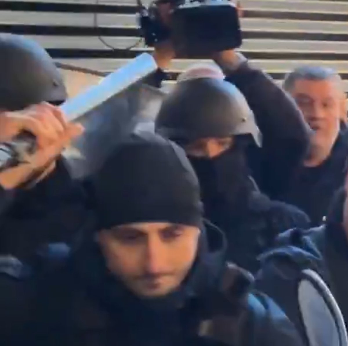 👇ο αλήτης κουμουνιστής που άρχισε τα επεισόδια!!
                                    α είναι μπάτσος τελικά.. 👉👈