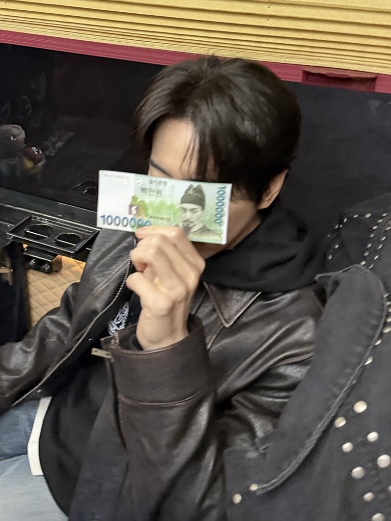 Fullname준혁오빠님  무대인사다니면서 이런사진 제조하고다니는거 개처좋내