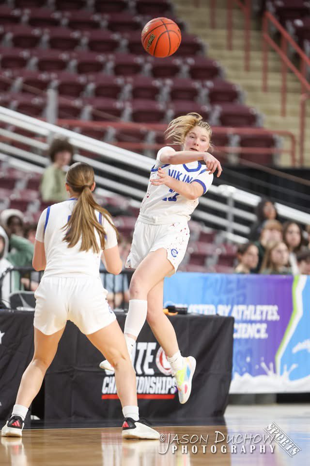 jasonduchow's tweet photo. 6A Idaho State Basketball Final: Coeur d'Alene 61 Borah 59

This game was sponsored by Jeremy Wallis - @SunflowerBank, as a sponsored game the final gallery will include unlimited FREE digital downloads.  Thank you Jeremy, and Sunflower Bank for your support of the Vikings! https://t.co/GJdM3YmnEh