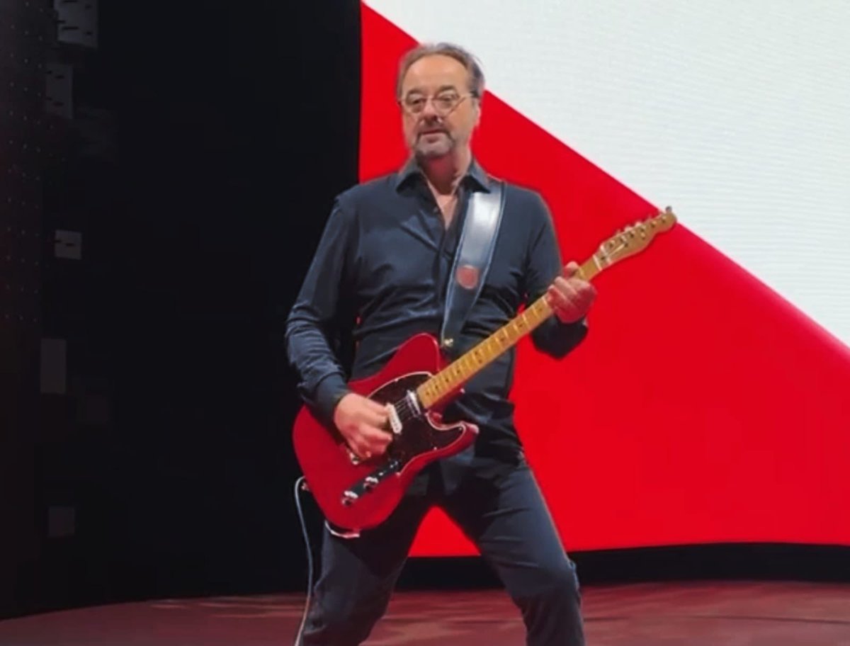oliverauneau's tweet photo. 19.02.2026 Budapest 180 invités Ouverture d’une convention avec « Tunderstruck » de AC/DC joué en live par ACE Des jingles musicaux 💯 live pour l’arrivée de chaque intervenant 🎸⚡️ l’adrénaline à chaque entrée Une convention avec une énergie incroyable https://t.co/YQQYWzuXBJ