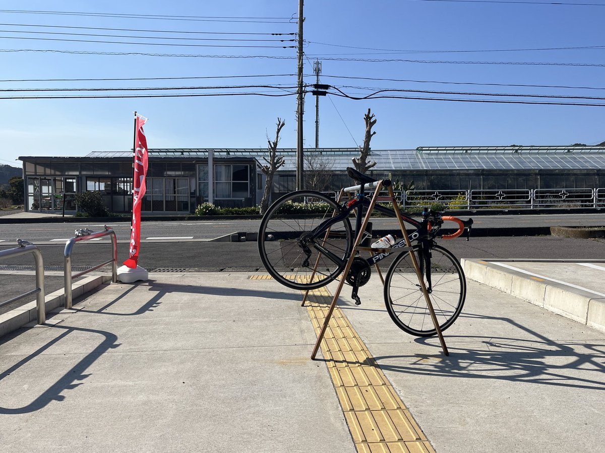 pina77RS's tweet photo. 先週の日曜日。
暖かくなって来たので今年初めての外ライドへ😅
寒がりな私は去年の暮れからずっと3本ローラーだけ乗ってました。😆

やっぱり自転車は道を走る乗り物ですね❗️
楽しいなぁ〜☺️

でも、花粉が、、、飛んでる…🤧

3本ローラーにしよ〜っと😅

#ロードバイク好き https://t.co/XAdkgBmyUx