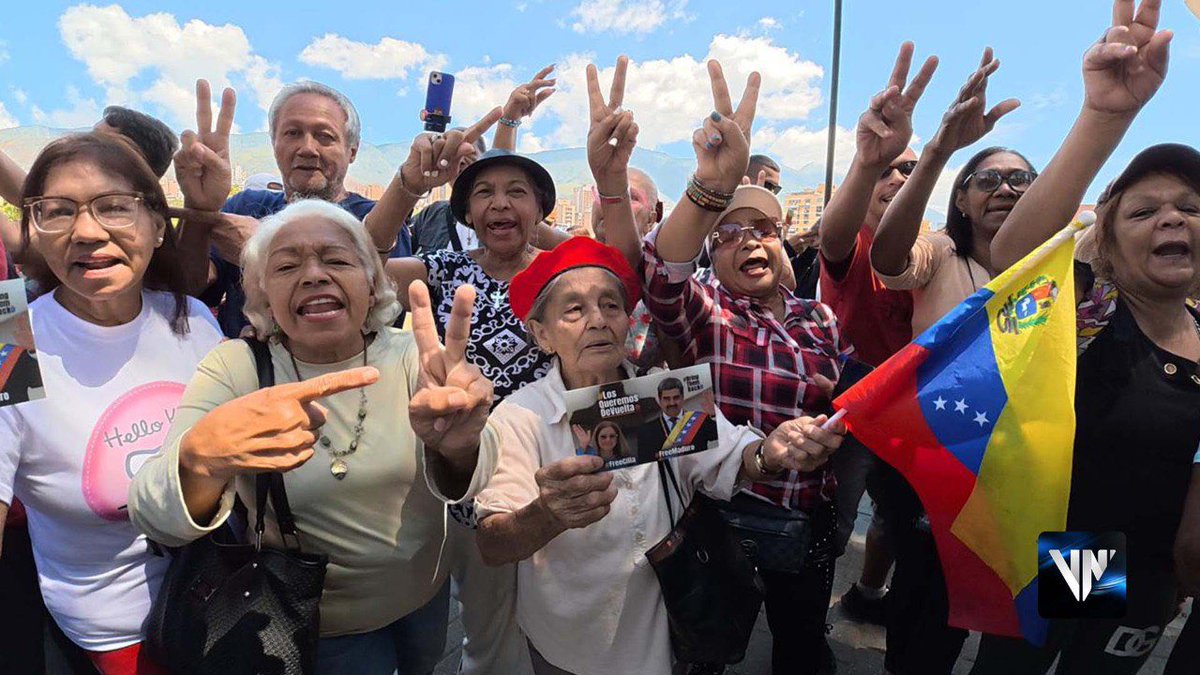 shadayroxy's tweet photo. "¡Queremos libertad!" Los Abuelos de la Patria se movilizan para pedir la libertad de Nicolás Maduro y Cilia Flores. Mira el emotivo video de la jornada aquí: 📹👇 [Link] #Venezuela #PuebloUnido https://t.co/Wrd3m7GNzU