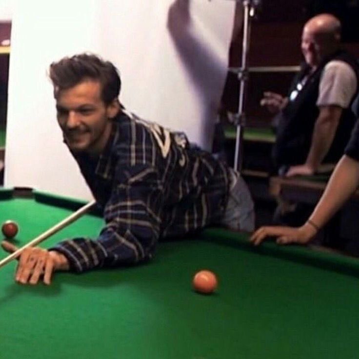 tomlinhome's tweet image. he manage to do every activity in a gay way