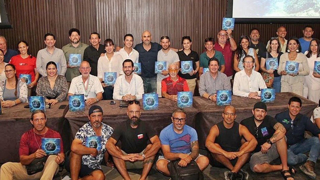 RevistaEliteqr's tweet photo. Quintana Roo fortalece su liderazgo con la nueva Guía de Buceo del Caribe Mexicano.
Promoción estratégica que consolida al estado como referente global del turismo submarino.🌊🤿✨ ¿Listo para sumergirte?
#CaribeMexicano #TurismoDeBuceo #AventuraDeLujo
https://t.co/SlRhkNKcLo https://t.co/NTMqjeyQIn