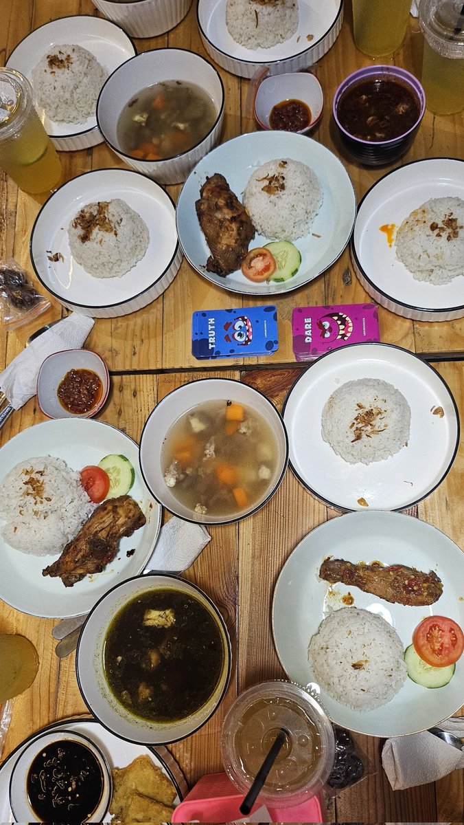 Midailo23's tweet photo. Day 3 yippie makan nasi ayam bakar taliwang sama bunda bunda cyentill🩷🩷🩷 https://t.co/wGzr75vBW7