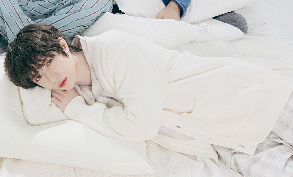 Yang mulia princess adorable wifey babygirl omega semesta internasional dunia dengan cahaya berkilauan terpancar dari wajahnya bibir merah muda mengkilap alami rambut halus tebal dan tertata dengan cantik kulit sebening boneka porselen seharum bentangan luas padang bunga