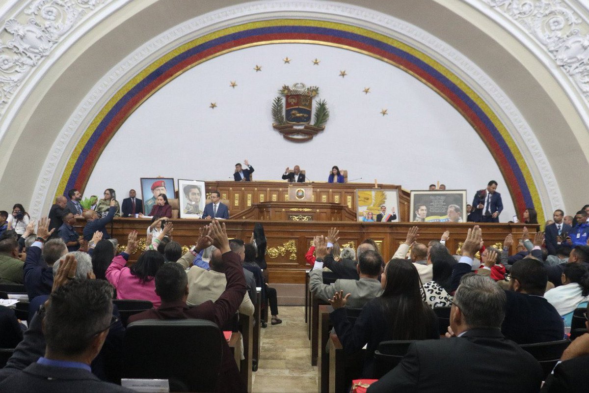 shadayroxy's tweet photo. ¡Unanimidad en la Asamblea Nacional! Se aprueba la Ley de Amnistía para la Convivencia Democrática. Un paso histórico hacia la reconciliación nacional. 🏛️🇻🇪 [Link] #AsambleaNacional #Paz https://t.co/IdL8CtbHa9