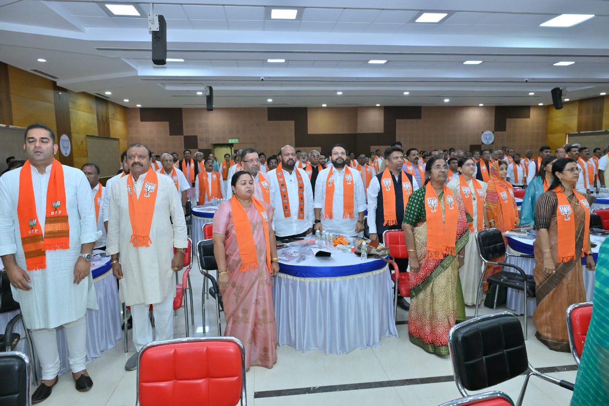 ગુજરાતના પવિત્ર આંગણે પધારેલા ભારતીય જનતા પાર્ટીના રાષ્ટ્રીય અધ્યક્ષ શ્રી <a href="/NitinNabin/">Nitin Nabin</a> જીએ આજે અમદાવાદ સ્થિત GSC બેંક ખાતે માનનીય મુખ્યમંત્રી શ્રી <a href="/Bhupendrapbjp/">Bhupendra Patel</a> જી અને પ્રદેશ અધ્યક્ષ શ્રી <a href="/iJagdishBJP/">Jagdish Vishwakarma</a> જીની વિશેષ ઉપસ્થિતિમાં સાંસદશ્રીઓ અને ધારાસભ્યશ્રીઓ સાથે મહત્વપૂર્ણ સંગઠનાત્મક