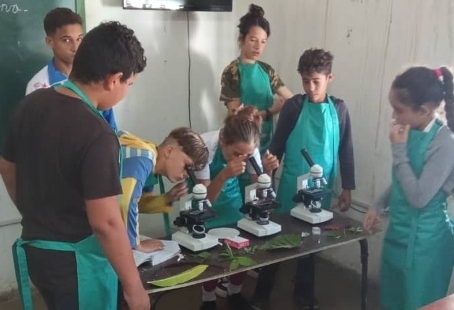 Se realiza práctica de laboratorio con estudiantes de 7mo grado, donde  observan  tejidos vegetales, analizando sus funciones e importancia.  <a href="/CubaMined/">MINED</a> @Educaciónvc @Yamilet500886