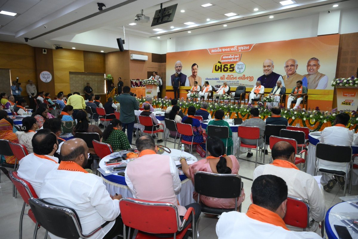 આ અવસરે રાષ્ટ્રીય સંગઠન મહામંત્રી શ્રી <a href="/blsanthosh/">B L Santhosh</a> જી,નાયબ મુખ્યમંત્રી શ્રી <a href="/sanghaviharsh/">Harsh Sanghavi</a> જી,પૂર્વ પ્રદેશ અધ્યક્ષ અને કેન્દ્રીય મંત્રી શ્રી <a href="/CRPaatil/">C R Paatil</a> જી,પ્રદેશ સંગઠન મહામંત્રી શ્રી <a href="/ratnakar273/">Ratnakar</a> જી તથા સાથી સાંસદશ્રીઓ અને ધારાસભ્યશ્રીઓ  ઉપસ્થિત રહ્યા.