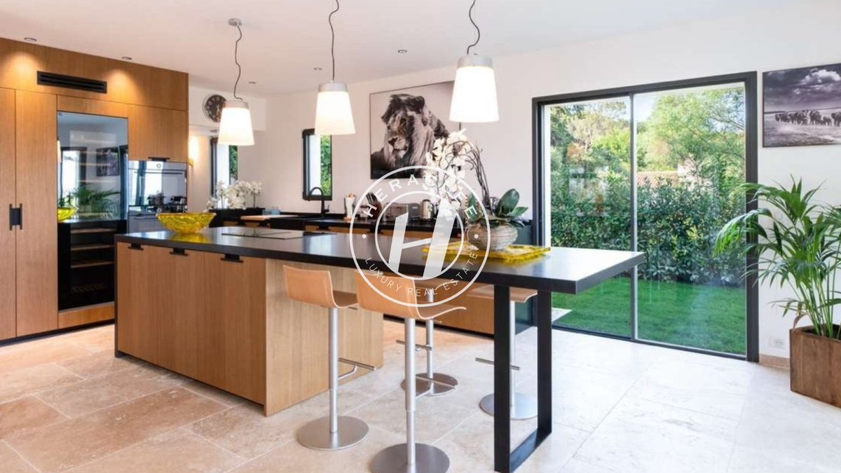 HeracleeGroup's tweet photo. Cuisine contemporaine ✨ aux lignes épurées, ouverte sur le jardin 🌿
Matériaux nobles, volumes généreux et lumière naturelle ☀️ au cœur de l’espace de vie.
Quand fonctionnalité et élégance se rencontrent 🤍

#ImmobilierDePrestige #LuxuryRealEstate #Heraclee #DesignInterior https://t.co/YH83nkOVwm