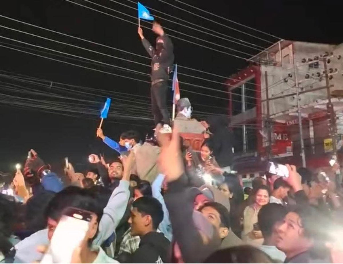 राजा बिरेन्द्र केवल नाम होइनन्,
धेरै नेपालीको भावना र सम्झनामा बस्ने व्यक्तित्व हुन्।राजनीतिक नारा लगाउन हजार ठाउँ छन् इतिहासको सम्मानमाथि टेकेर राजनीति गर्नेहरूलाई म कहिल्यै स्वीकार्दिन
सम्मान गर्न नसक्नेले परिवर्तनको कुरा नगरोस्।🙏