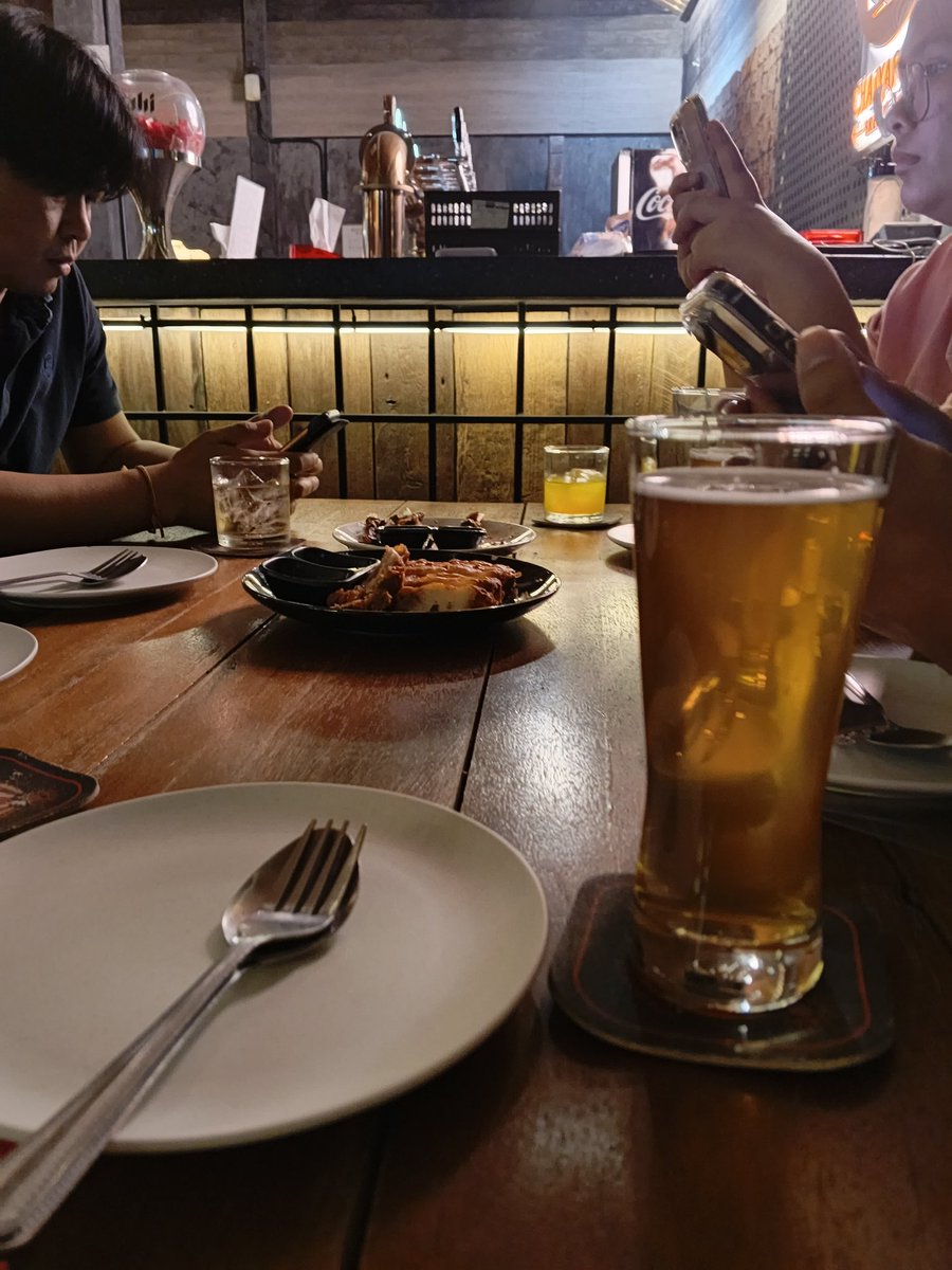 YurananMr49953's tweet photo. ตอนนี้ ณ ชัยภูมิการเบียน์ 
#เขามาแบบคู่กัน2คู่ #เราโสดเลยมาคนเดียว #ชัยภูมิการเบียร์ #คนโสดนั้งงงในดงคนมีคู่ 🤣 https://t.co/Mff7AcpAPv