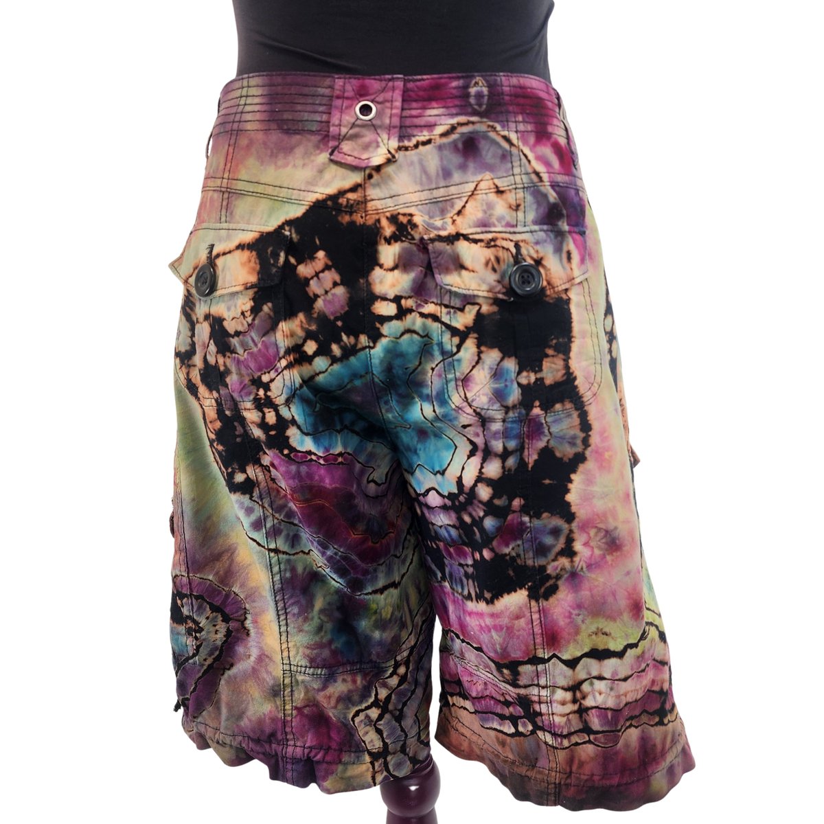 ROC_Art_Apparel's tweet image. Stand out in Reverse Snow-Dyed Cargo Shorts — artisan snow-dye geode rings + classic cargo utility. Approx Women’s 12. Upcycled and ready to ship. wix.to/DO5MQXm

#Upcycled #HandDyed #CargoShorts #SustainableFashion #SQRLStyle