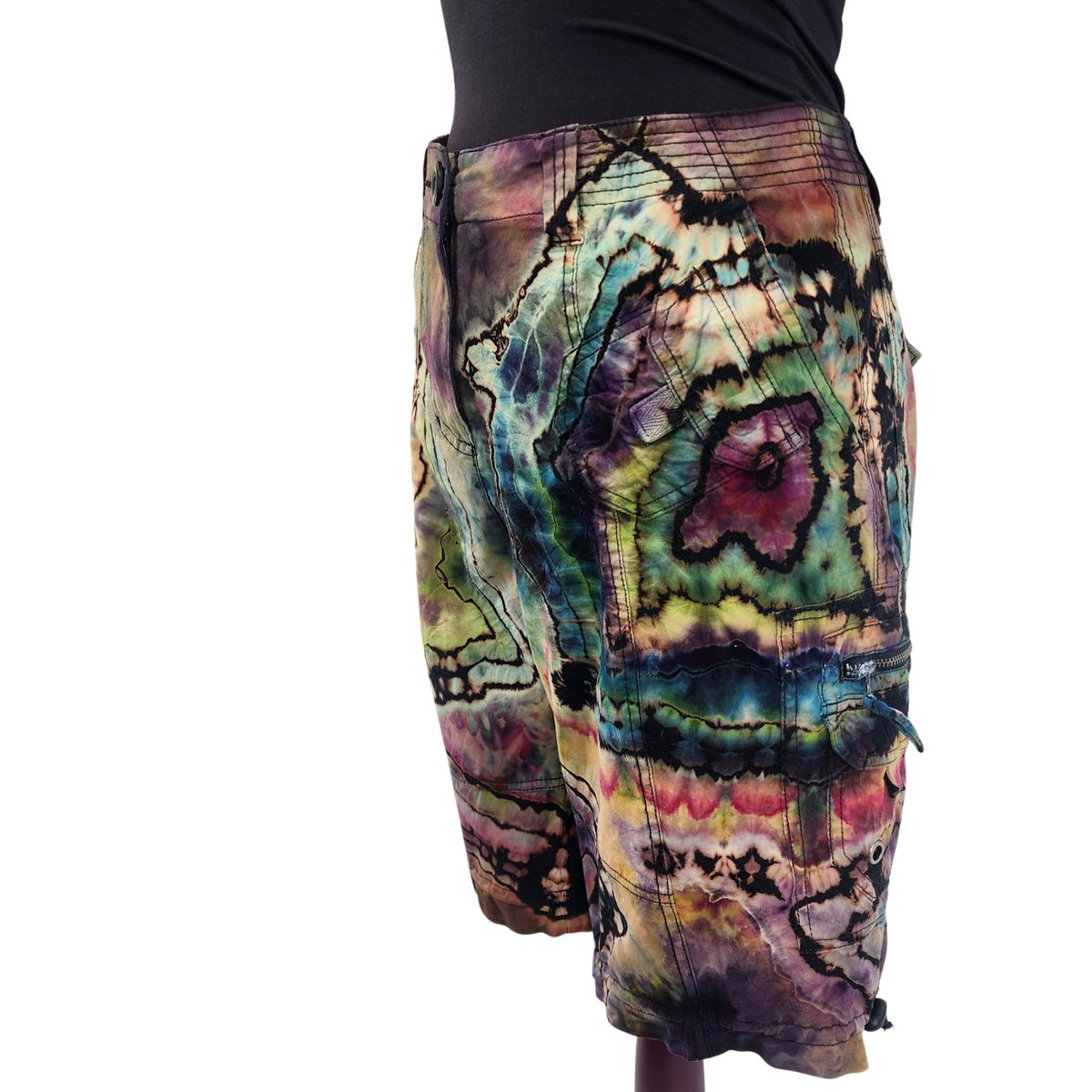 ROC_Art_Apparel's tweet image. Stand out in Reverse Snow-Dyed Cargo Shorts — artisan snow-dye geode rings + classic cargo utility. Approx Women’s 12. Upcycled and ready to ship. wix.to/DO5MQXm

#Upcycled #HandDyed #CargoShorts #SustainableFashion #SQRLStyle