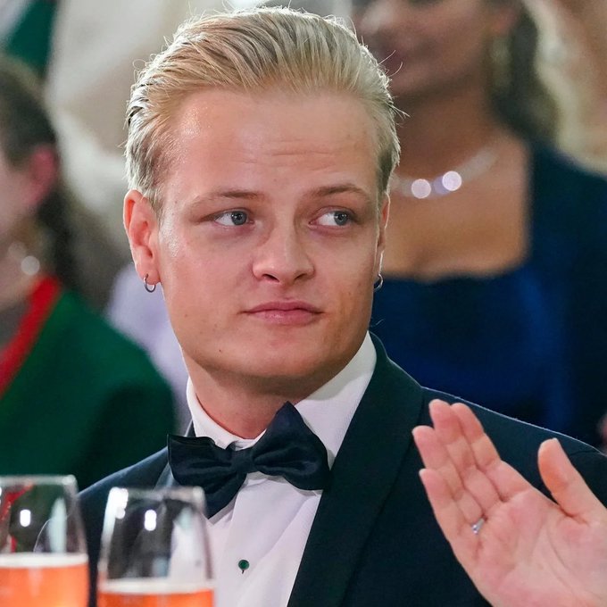 isaacrrr7's tweet image. ÚLTIMA HORA:

🇳🇴  El hijo de la princesa heredera de Noruega, Høiby, de 29 años, quien según informes visitó junto a su madre la isla de Epstein, ha sido detenido y enfrenta 38 cargos, entre ellos la violación de cuatro mujeres - BBC