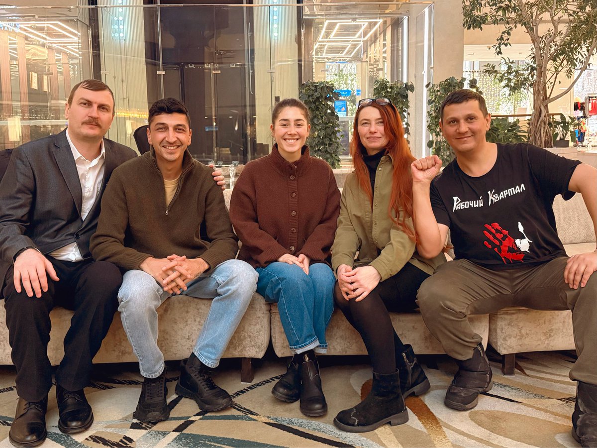 "Raboçiy Kvartal (İşçi Mahallesi)" isimli müzik grubu ile Moskova’da tarihimizi, sanat anlayışımızı, tutsaklarımızı ve Enternasyonal Sanat Cephesi’ni anlattığımız bir röportaj gerçekleştirdik.