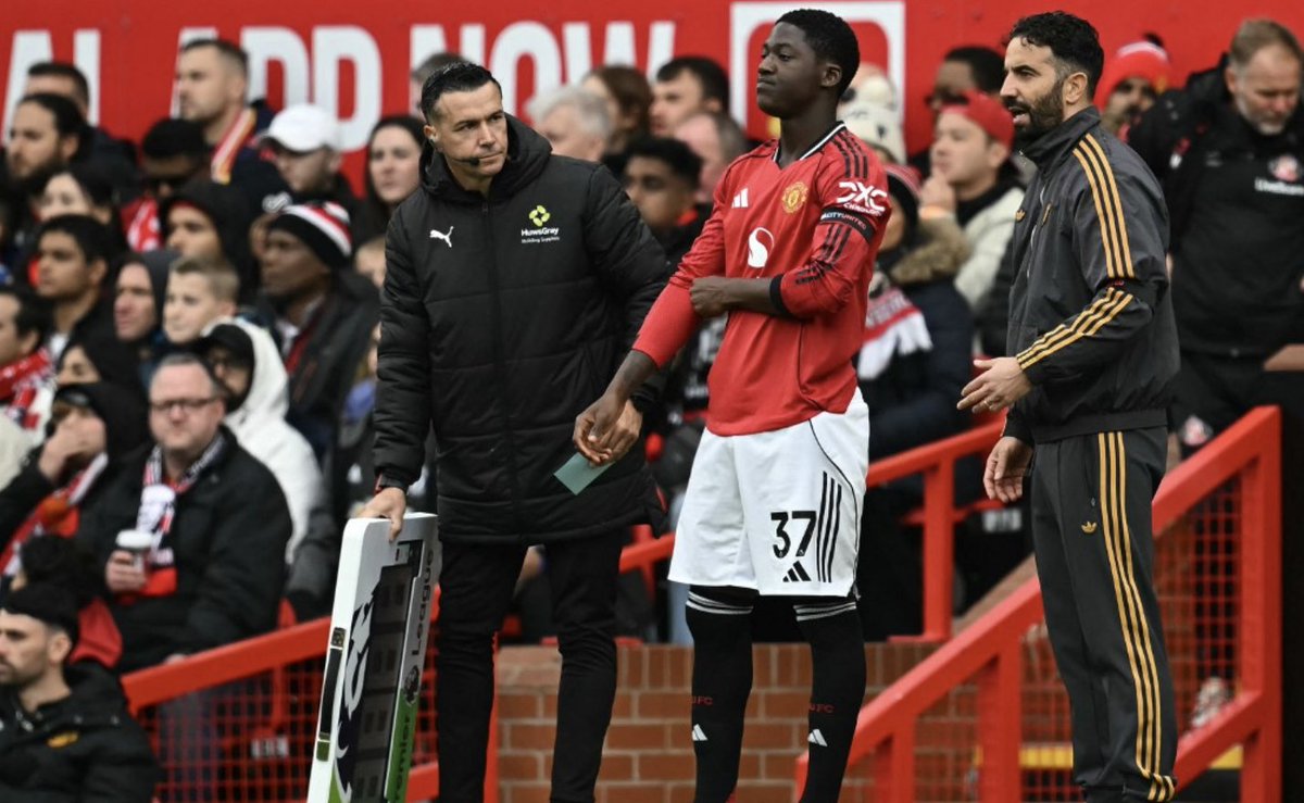 napolista's tweet image. #Carrick punzecchia #Amorim: “Non è stata una grande decisione escludere #Mainoo in quel modo, Kobbie voleva andar via”.

Il tecnico del Manchester United alla Bbc: “Dimentichiamo quanto sia ancora giovane. Gli ho dato un paio di piccoli consigli, qualche indicazione sulla