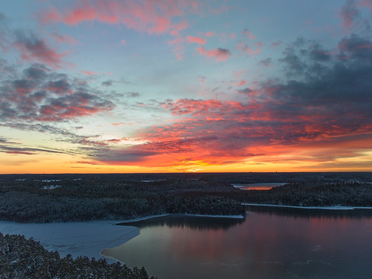 Cascable team member pick: “I love the new perspective drone photography gives!”

#CascableApp #photography #DronePhoto #sunset #FrozenLake