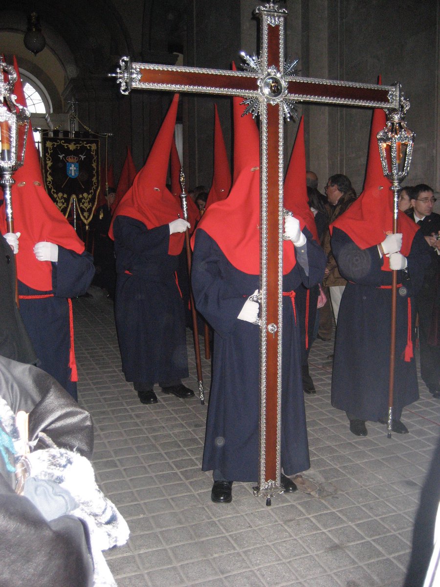 JaviSantamarta's tweet photo. Tuve el honor de ser la Cruz de Guía del Cristo de los Alabarderos y soy uno de los faroles del sepulcro del Santo Entierro.

Todos aquellos miserables que nos comparan con el niqab y el burka no es que no tengan NPI, es que son mala gente.

Dios les perdone. Yo no soy tan bueno. https://t.co/m12cZ0QabS