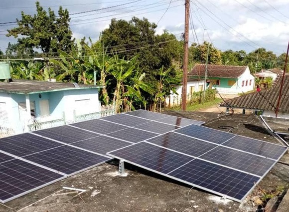 ☀️⚡️La reciente donación de 29 kits solares a instituciones de salud de la provincia de Villa Clara constituye una acción de alto impacto social, económico y humano, con incidencia directa en la estabilidad del sistema sanitario.

🔗acortar.link/A4sS78