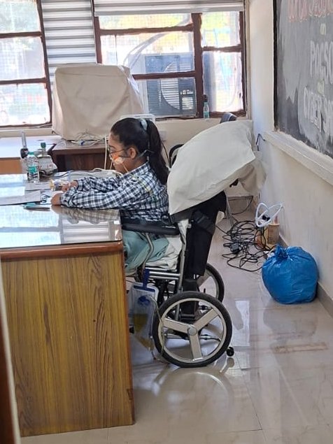 ये आज की सबसे पावरफुल तस्वीर है...

ये 16 साल की कनिष्का है।

इन्हें क्रॉनिक न्यूरोमस्क्युलर डिसऑर्डर के साथ निमोनिया, रेस्पिरेटरी फेल्योर और हाइपरनैट्रेमिक डिहाइड्रेशन है। पिछले 15 दिन से वेंटिलेटर पर हैं। 

आज 12वीं का फिजिक्स का पेपर था। डॉक्टरों ने अनफिट डिक्लेयर किया हुआ था।