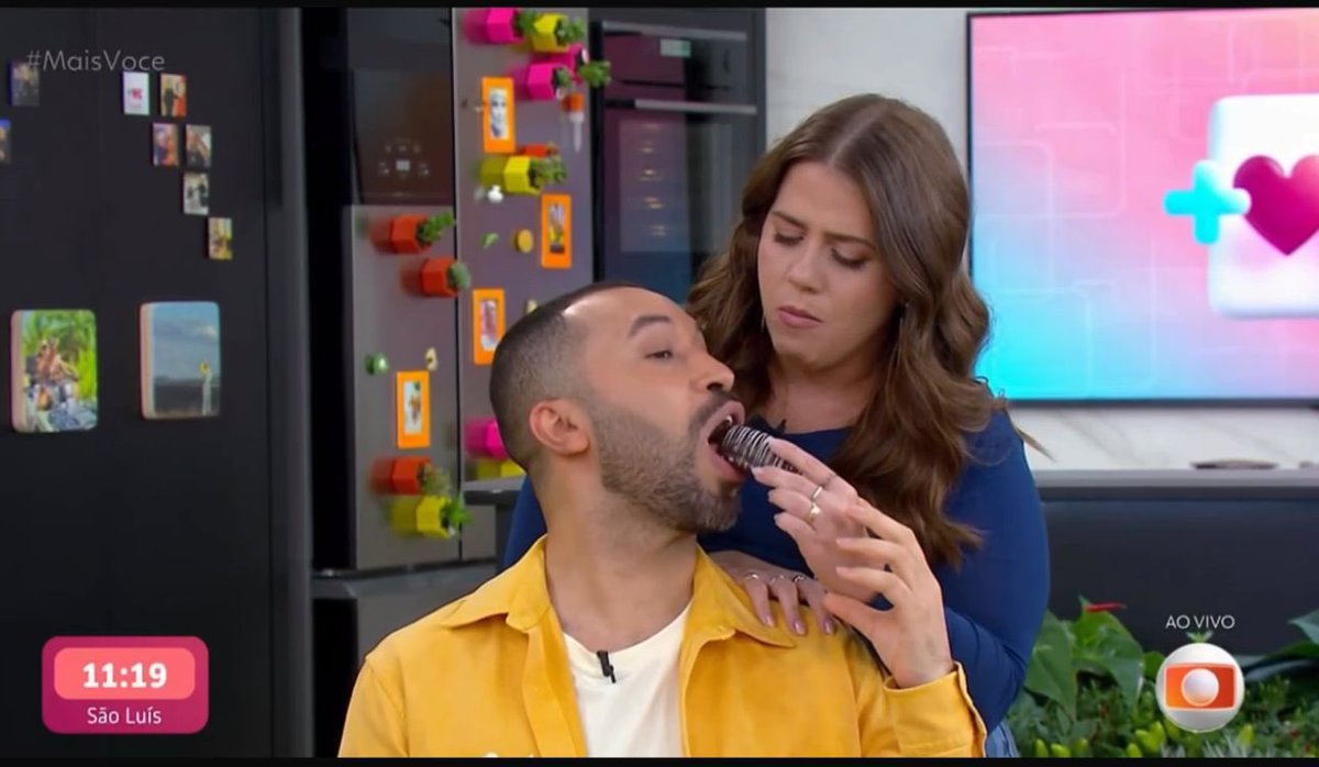 Gil provando o bolinho da <a href="/ANAMARIABRAGA/">Ana Maria Braga</a>  no #MaisVocê