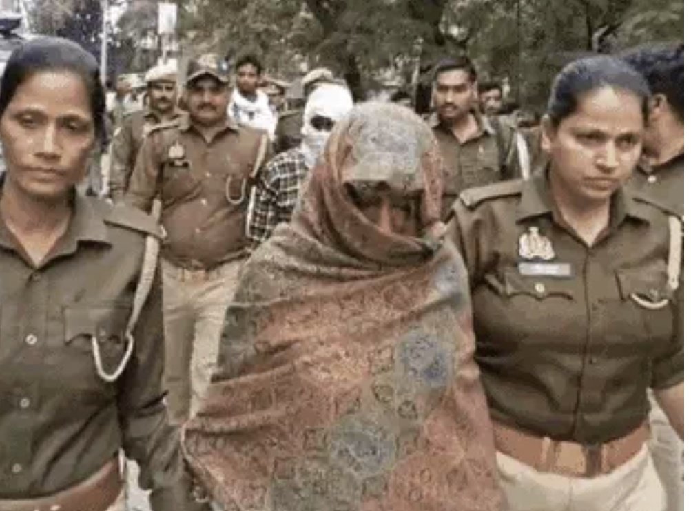 azizkavish's tweet photo. 50 मासूम, 47 देश, 74 गवाह... बच्चों संग दरिंदगी कर वीडियो बनाने वाले जेई पति-पत्नी को फांसी

इस दरिंदे का चेहरा पहचान लीजिए..
इसका नाम रामभवन है और ये सिंचाई विभाग का जेई था।

अपनी पत्नी दुर्गावती के साथ मिलकर गरीब घरों 5 से 16 साल के बच्चों को लालच देकर अपने जाल में फंसाते थे. 
दोनों मिलकर नाबालिगों के साथ से$क्स करते थे और वीडियो रिकॉर्ड करते थे। फिर ये  वीडियो पो$र्न साइट पर अपलोड करते थे.

इस दौरान अगर कोई बच्चा विरोध करता था, तो पति-पत्नी उसे मारते-पीटते थे।पति-पत्नी ने 50 से ज्यादा बच्चों का यौन शोषण किया।

यह गंदे वीडियो 47 देश में बेचे जाते थे। शिकायत मिलने पर 31 अक्टूबर, 2020 को केंद्रीय जांच ब्यूरो (CBI) ने रामभवन के खिलाफ केस दर्ज किया।

आज 6 साल बाद दोनों को फांसी की सज़ा सुनाई गई