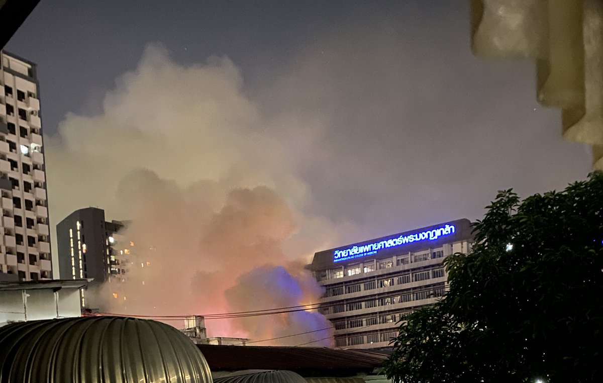 ไฟไหม้ในซอยตรงพระมงกุฎอะ น่ากลัวมากกกกกก รถดับเพลิงมาเยอะมาก ตอนแรกคิดว่าอาจจะใครเป็นไรออกมาดูเท่านั้นแหละไฟน่ากลัวมากก มือสั่นไปหมดตอนนี้ดับแล้ว ตัดไฟในซอยหมดแล้ว